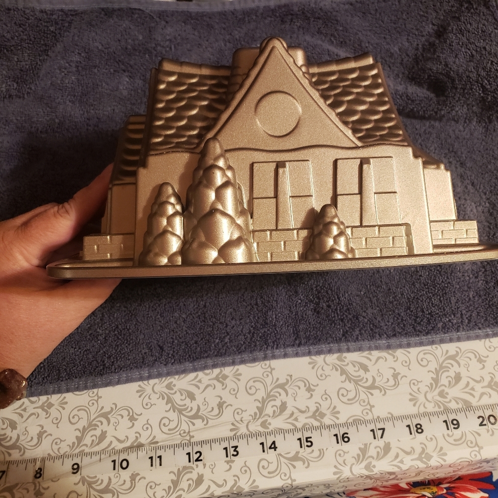 NWOT Nordic Ware Gingerbread House Cake Mold Christmas Cottage 10”x8”x6” - Picture 4 of 6